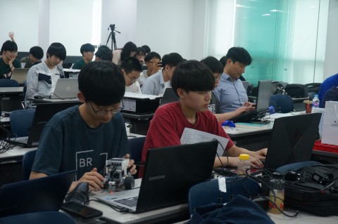 주니어 임베디드SW챌린저 부문의 본선진출팀 학생들이 실습에 열중하고 있다