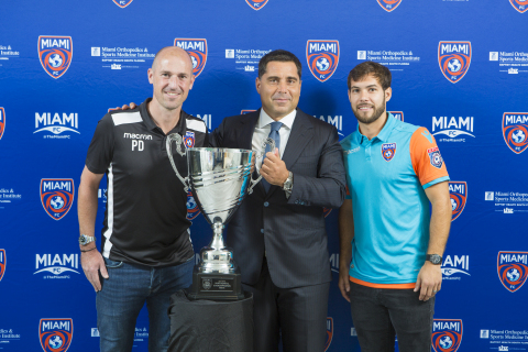마이애미 FC의 코치 폴 달글리쉬(왼쪽), 소유주 리카르도 실바(중앙), 선수 딜런 마레스
