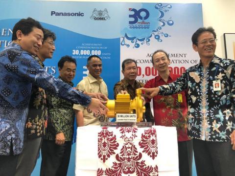 인도네시아 양수기 생산에 관련된 대표자들이 이번 업적을 축하하기 위해 함께 했다