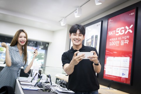 SK텔레콤 모델들이 서울 명동에 위치한 대리점에서 ‘갤럭시 노트10’으로 5G 서비스를 사용하고 있다