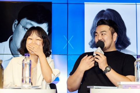 왼쪽부터 김세희 작가와 박상영 작가가 독자들의 질문에 대답하고 있다