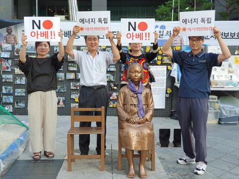 서울시민햇빛발전협동조합 조합원이 8월14일 광화문에서 일본의 경제 제재 조치에 대한 규탄운동을 하고 있다