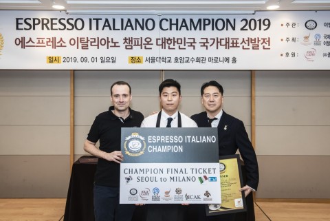 ESPRESSO ITALIANO CHAMPIONSHIP 2019 우승자 김동욱 챔피온이 기념촬영을 하고 있다