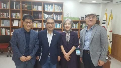 왼쪽부터 경기대학교 김대유 교수, 이재정 경기도교육감, 보건교육포럼 이사장 우옥영, 보건교육포럼 고문 이상선