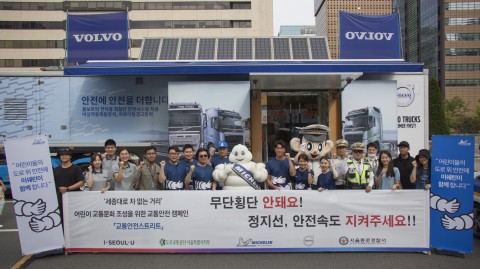 도로교통공단 서울지부 임직원들이 어린이 교통안전 캠페인을 실시하고 기념촬영을 하고 있다