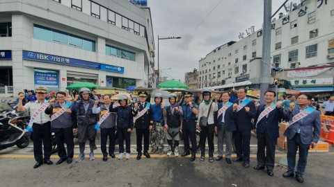 도로교통공단 서울지부 임직원들이 소상공인 이륜자동차 운전자들에게 안전 헬멧을 전달하고 기념촬영을 하고 있다