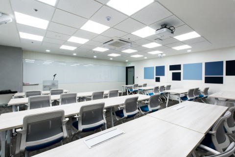 서울 강남구 메가존클라우드 본사 2층에 마련된 클라우드 클래스의 강의실들 중 하나로 클라우드 클래스는 국내 최대 클라우드 컴퓨팅 전문 교육장이며 최대 80명의 학생들이 동시에 교육을 받을 수 있다
