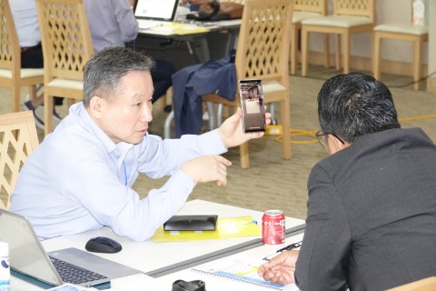 18일 판교 스타트업캠퍼스에서 열린 ‘아세안-코리아 ICT 파트너십 플랫폼 2019’ 비즈니스 상담회에서 아세안 통신사와 국내 스타트업들이 상담을 하고 있다
