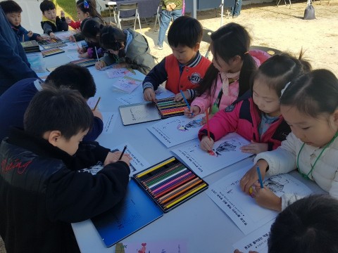 풍속화 그림에 색칠하기를 하고 있는 충주시 어린이들