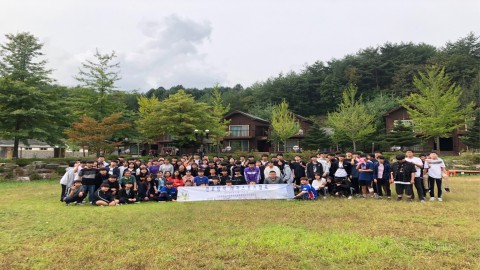 2019년 진로탐색 레저스포츠캠프 5차에 참가한 4개 중학교(간동중, 사천중, 동화중, 단산중) 학생들이 단체사진을 촬영하고 있다