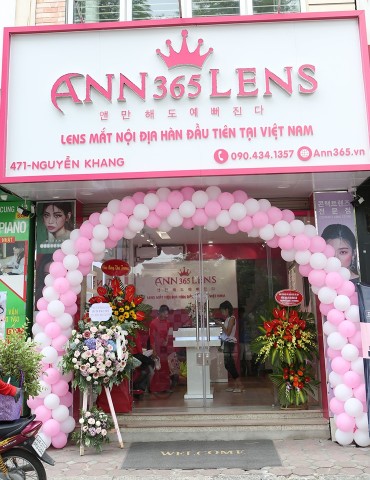 베트남 ANN365 렌즈 매장에서 오픈 행사가 이뤄지고 있다