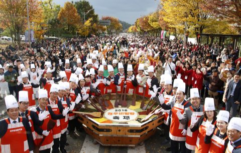 The 2019 Jeonju Bibimbap Festival, a fiesta of traditional Korean taste and charm,  will be held around Jeonju from October 9 to 12.In an eye-catching signature ceremony of Jeonju Bibimbap Festival, a large amount of rice and other ingredients will be mixed in a jumbo bowl to make Bibimbap for about 5,000 servings at a time.