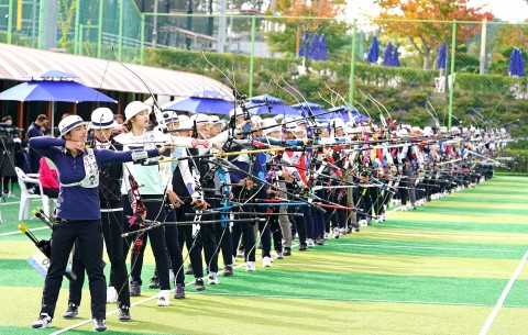 현대자동차 정몽구배 한국양궁대회 2019의 예선전에 출전한 선수들이 과녁을 향해 활을 당기고 있다
