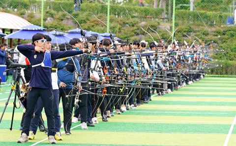 현대자동차 정몽구배 한국양궁대회 2019에 참가한 선수들이 예선전을 진행하고 있다