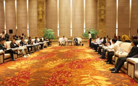 회의 참석자들의 보고를 듣고 있는 이춘시 시위원회 서기 옌간후이와 스지화통의 왕먀오통(王苗通) 이사장