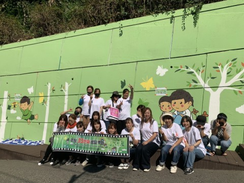 주원 서포터즈 회원들과 함께하는 사랑밭, 사당중학교 학생, 학부모 임직원은 벽화그리기 봉사활동에 참여하였다