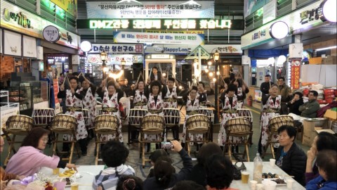 경기도 최북단 전통시장에서 지역 최고의 관광명소로 거듭나고 있는 문산자유시장에서 상인동아리가 DMZ난타 공연을 펼치고 있다