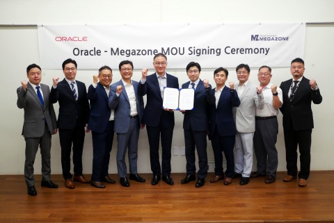 한국 오라클 탐 송 대표, 메가존 이주완 대표와 협약식 참석자들이 기념 사진을 촬영하고 있다