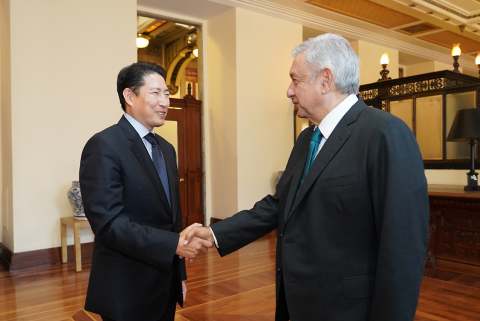 Chairman Cho Hyun-joon of Hyosung Group (left) had a meeting with President Andres Manuel Lopez Obrador of Mexico (right) recently at the Presidential Palace in Mexico City to discuss ways of cooperation between the two parties, including the ‘Rural ATM Project’