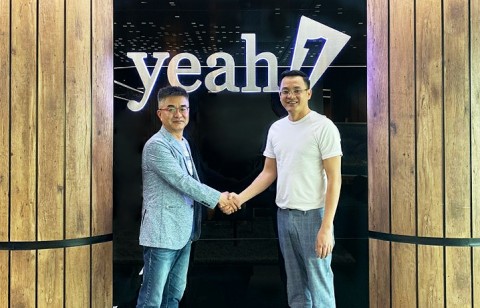 왼쪽부터 피플앤스토리 김남철 대표와 YEAH1 그룹 Nguyen Anh Nhuong Tong 회장이 한국 웹툰, 웹소설 독점 공급 및 운영 계약에 대한 계약 체결을 하고 악수를 하고 있다