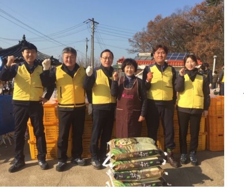 한전KPS 영흥사업처 직원들과 해피타운 박혜숙 원장이 기념사진을 찍고 있다