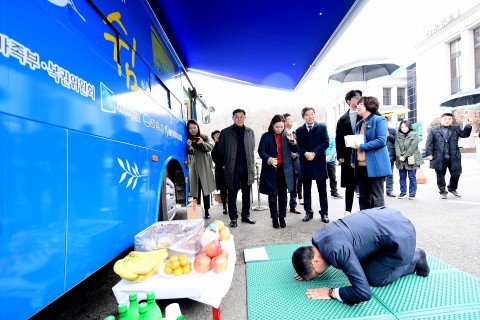 김포시청소년이동쉼터가 이동상담버스 안전기원제를 진행하고 있다