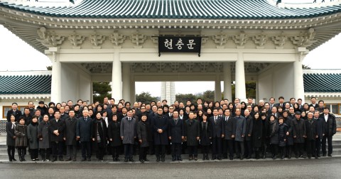 한국자유총연맹 서울시지부 이영석 회장과 권익현 수석부회장 등 조직간부 200여명은 1월 8일 국립 현충원을 참배했다