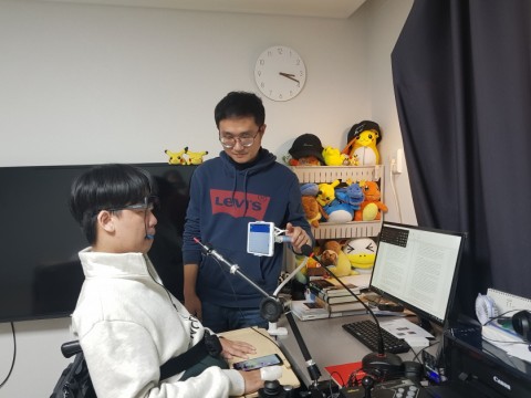 지원 받은 안경 마우스(머리의 움직임과 입으로 클릭하여 컴퓨터를 사용할 수 있는 대체 마우스)를 시연해보는 이한결 학생