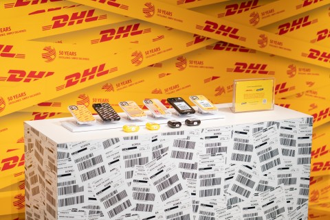 DHL x CASETiFY 2차 컬래버레이션 제품인 핸드폰 케이스, 에어팟 케이스