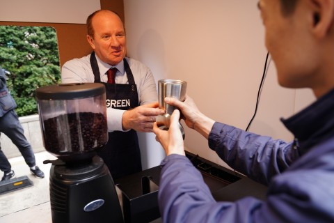 친환경 커피 부스에서 직원들에게 커피를 서빙 중인 주한영국대사관 국제통상부 마이크 웰치 참사관