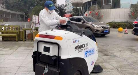 벨로다인 라이더가 장착 된 아이드라이버플러스 차량은 중국의 코로나 바이러스 전염병 퇴치 노력의 일환으로 병원 지역을 청소하고 소독하는 데 사용되고 있다