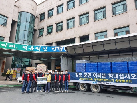 한국청년회의소가 청도군청에 코로나19 극복을 위한 생필품을 기증하고 있다