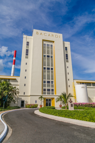 푸에르토리코에 있는 세계 최대의 프리미엄 럼 증류소 바카디의 럼 대성당