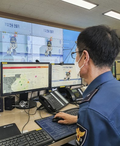 경북 경산경찰서의 경찰관이 지오비전을 통해 실시간 유동인구를 파악하며 핀 포인트 순찰을 준비하고 있다