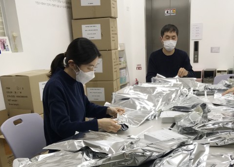 마스크 지원을 준비하는 한국백혈병어린이재단 직원들