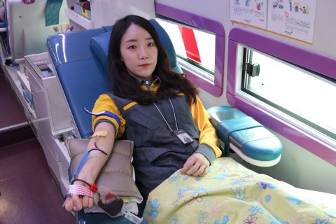 헌혈봉사에 참여 중인 이마트 직원