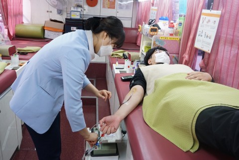 누림센터 직원이 헌혈을 하고 있다.