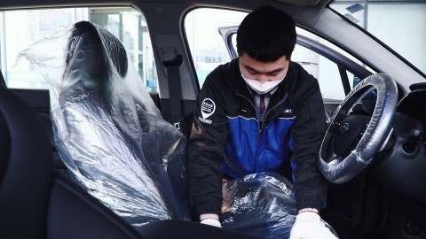 베이징현대 직원이 고객 차량 실내 소독 서비스 준비 작업을 하고 있다