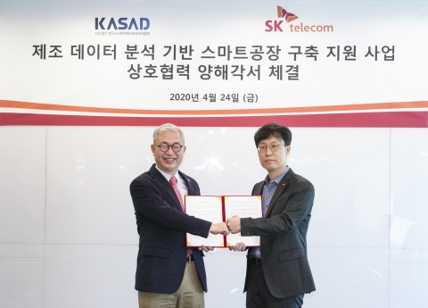 왼쪽부터 한국스마트팩토리데이터협회 김문겸 협회장과 SK텔레콤 최낙훈 Industrial Data 사업유닛장이 스마트공장 구축 지원 사업을 위한 업무 협약을 체결하고 기념촬영을 하고 있다