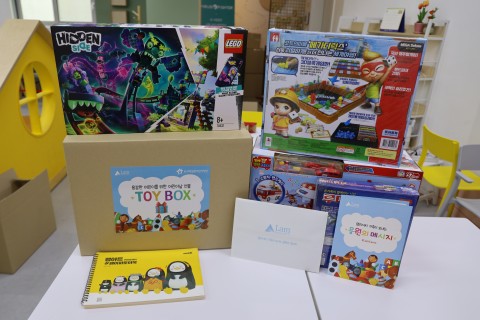 어린이날 선물상자에 들어가는 장난감과 응원 메시지 카드