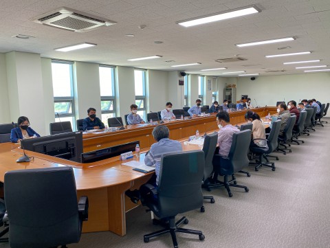 한국농수산대학은 최근 코로나19가 다시 확산하게 됨에 따라 감염병관리위원회를 개최하여 학생 교육을 사이버 강의로 전환하기로 결정했다