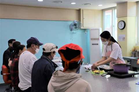 삼전종합사회복지관 ‘다독(多督)이다’ 활동에서 요리 시연이 이뤄지고 있다