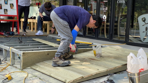 지역 내 상점에 경사로가 설치되고 있다