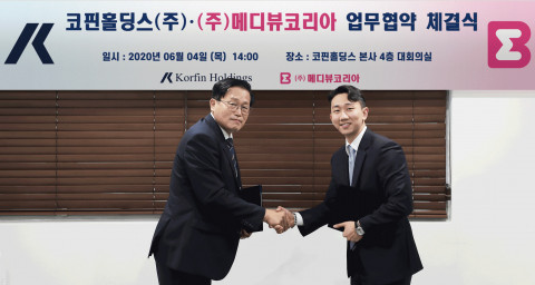 왼쪽부터 코핀홀딩스 대표이사 양문섭, 메디뷰코리아 에릭리 대표