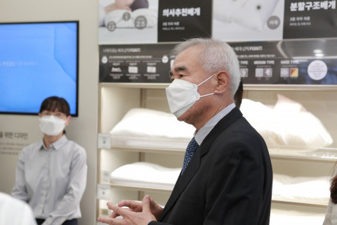 수원 아주대병원에 위치한 슬립앤슬립 플래그십스토어에서 이브자리 윤종웅 대표가 이야기하고 있다