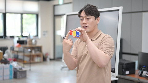 전주교육지원청 덕진미래창작공방에서 엔닷캐드를 활용한 메이커 교사연수를 진행하고 있다. 이번 교사연수를 진행한 장재영 교사의 모습