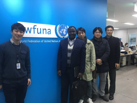 케냐 ‘세인트폴 대학’ 내 아프리카 영화학교 개설 협의 차 현지 방문 중인 김영돈 대표(오른쪽 두번째)