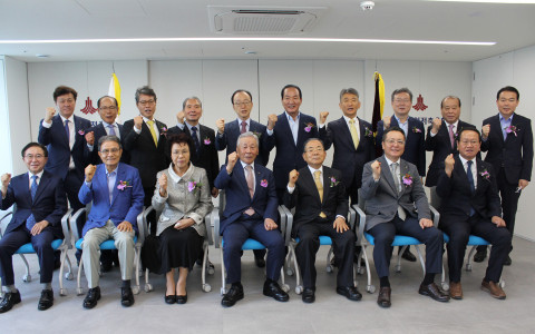 동원제일저축은행 본점 이전 오픈식에 참석한 장복만 동원개발 회장(앞줄 왼쪽 네 번째), 강병중 넥센타이어 회장(앞줄 왼쪽 두 번째), 동원제일저축은행 권경진 대표(뒷줄 오른쪽 네 