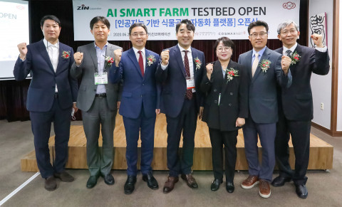 진코퍼레이션 ‘인공지능 스마트팜 테스트베드’ 오픈식에서 참석자들이 기념 촬영을 하고 있다. 왼쪽부터 조성진 설성푸드 대표, 김상우 코스맥스NBT 상무, 하성도 한국과학기술연구원(K
