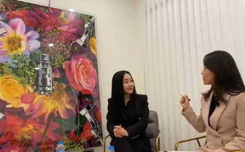 온라인 작가와의 만남을 진행중인 낸시랭과 큐레이터